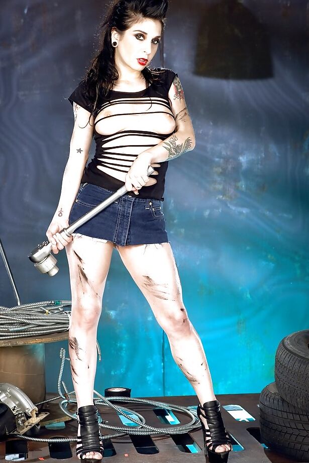 16P A gata amadora Joanna Angel brinca com sua bunda milf em shorts apertados
