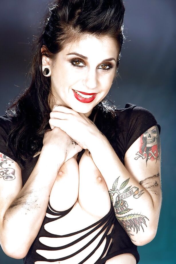 16P A gata amadora Joanna Angel brinca com sua bunda milf em shorts apertados