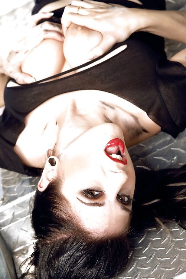 16P A gata amadora Joanna Angel brinca com sua bunda milf em shorts apertados
