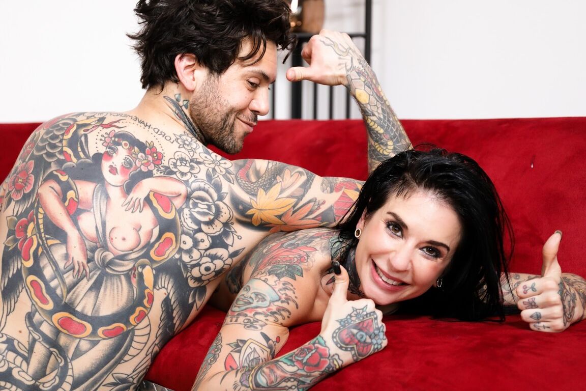 17P La zorra tatuada Joanna Angel hace garganta profunda