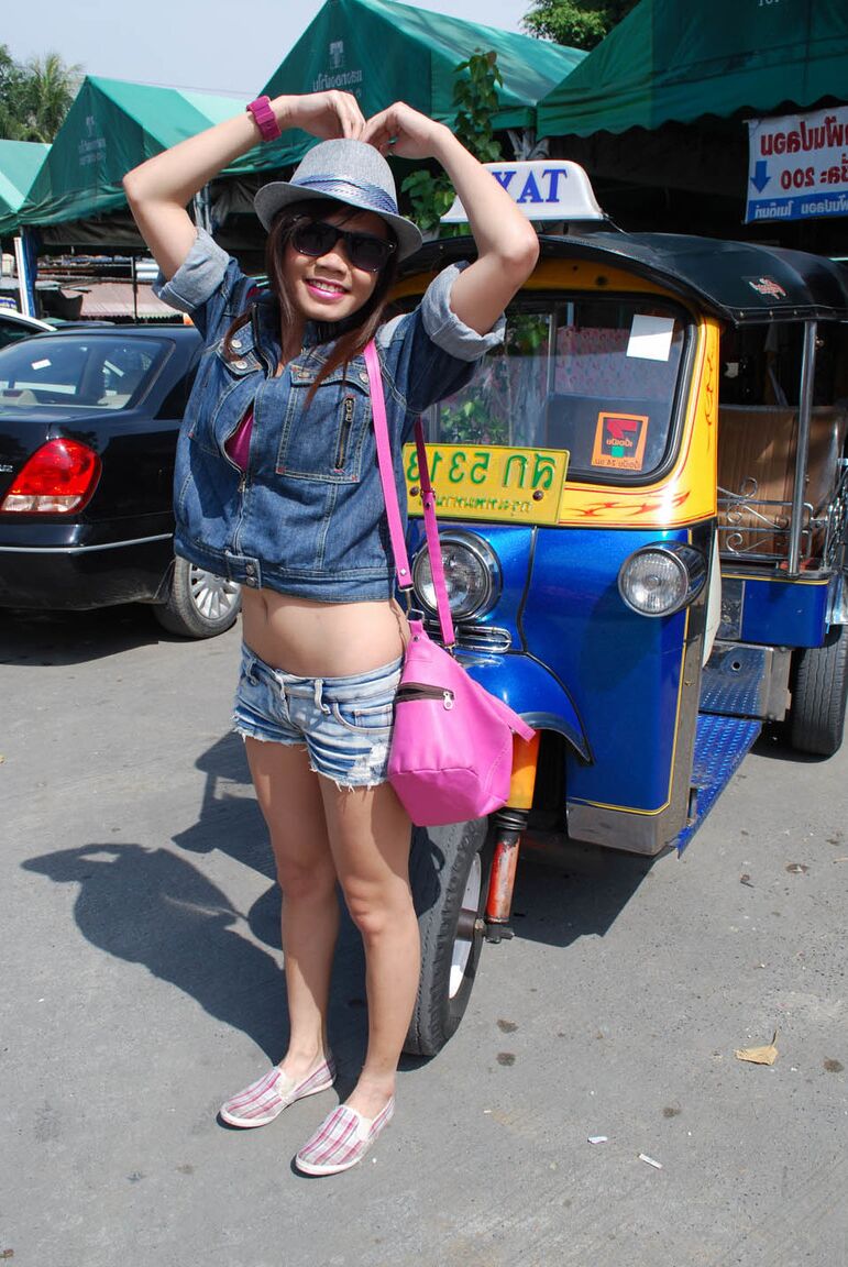 17P Une thaïlandaise rencontre un touriste américain et monte dans un vélo-taxi sur des photos amateurs