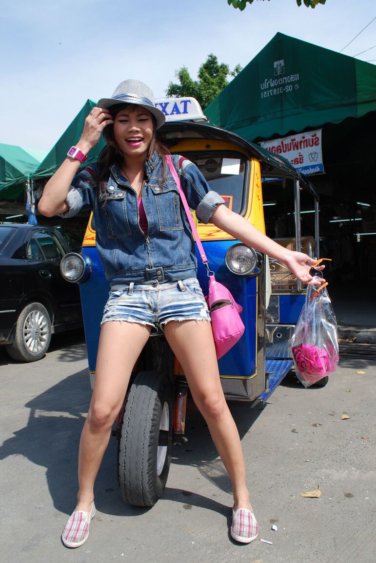 17P Une thaïlandaise rencontre un touriste américain et monte dans un vélo-taxi sur des photos amateurs