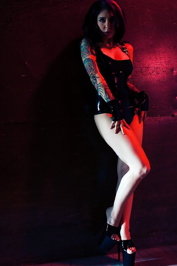 16P Joanna Angel, une amatrice indomptée, se vante de ses tatouages ​​sexy.