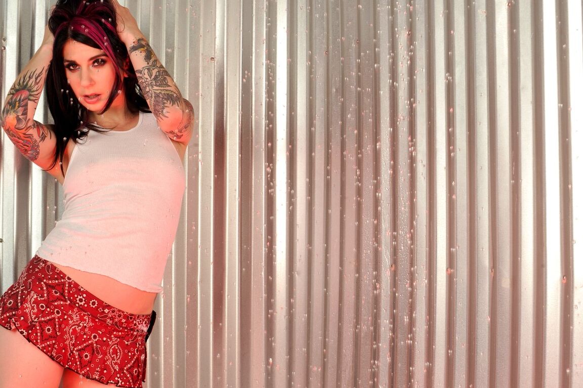 15P Joanna Angel, une fille mouillée, doigte sa chatte sur la piste d'atterrissage dans un débardeur transparent