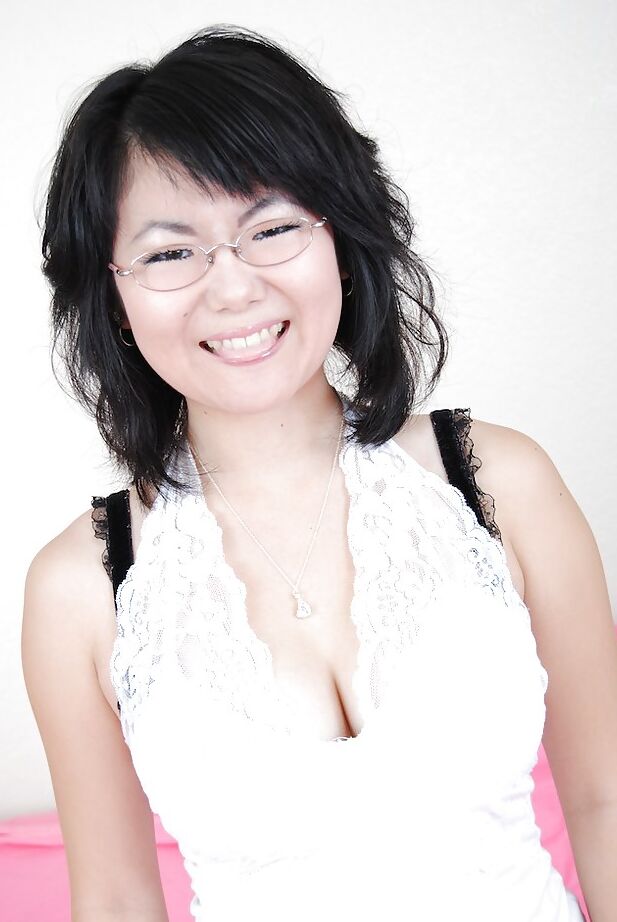 16P Amateur Asian babe in glasses Chi Yoko with awesome snatch and tits