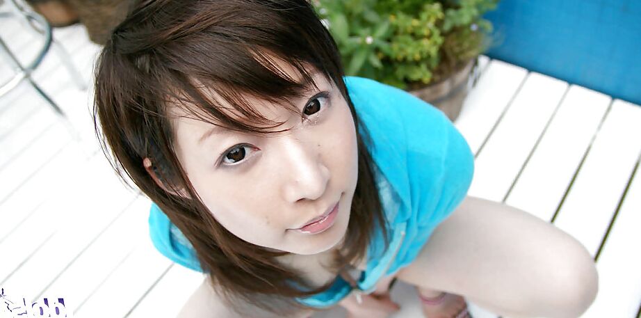 16P Linda garota asiática com pernas sensuais se despindo e posando nua