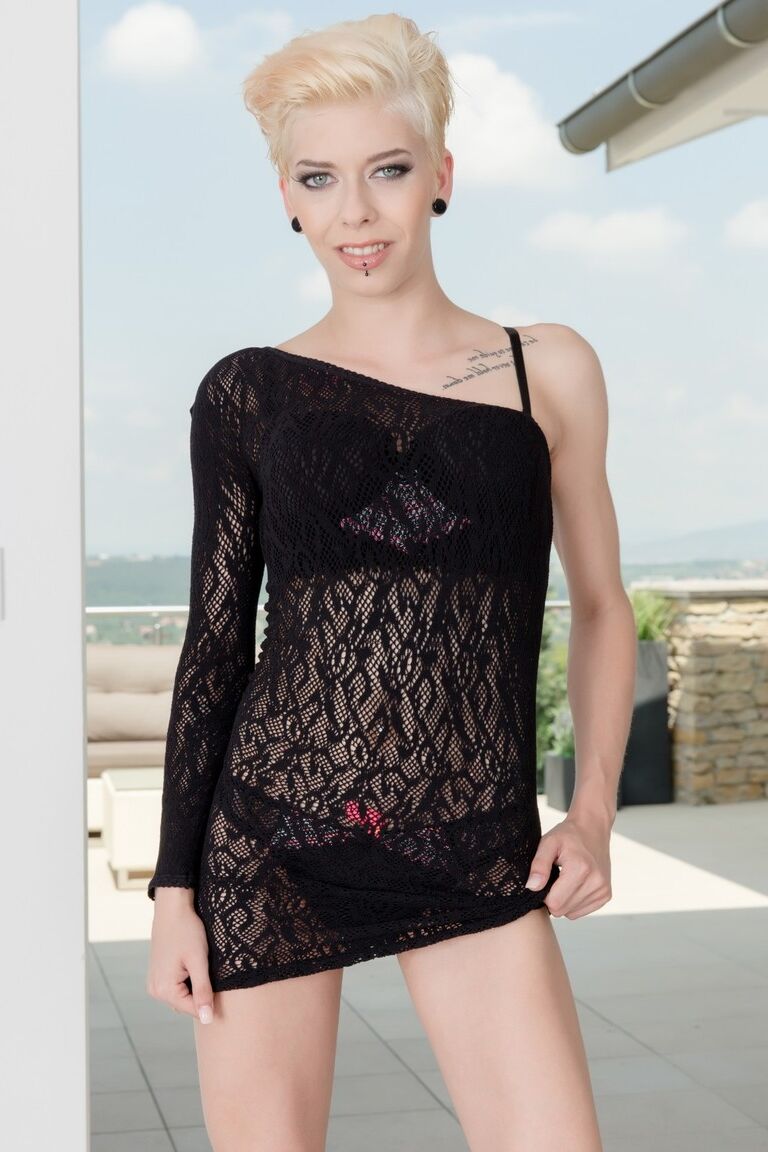 16P Mulher magra com cabelo loiro curto Chica La Roxxx faz anal enquanto fode