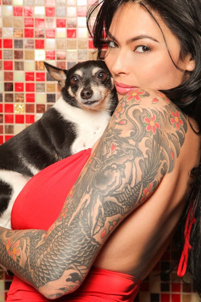 15P Morena tatuada modela um vestido curto vermelho antes de aconchegar um cachorro e um homem