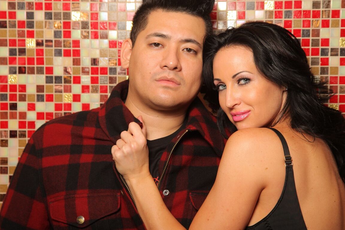 15P Morena tatuada modela um vestido curto vermelho antes de aconchegar um cachorro e um homem