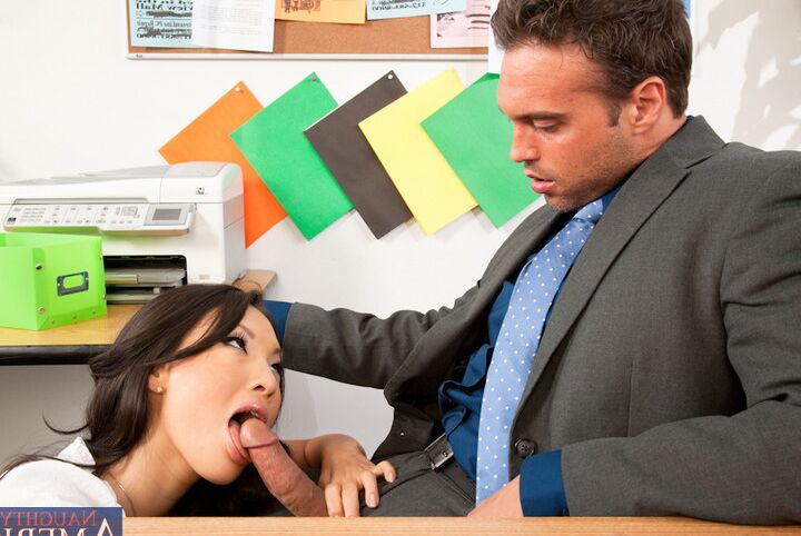 14P アジアの会社員アサ・アキラが同僚と机の上でセックス