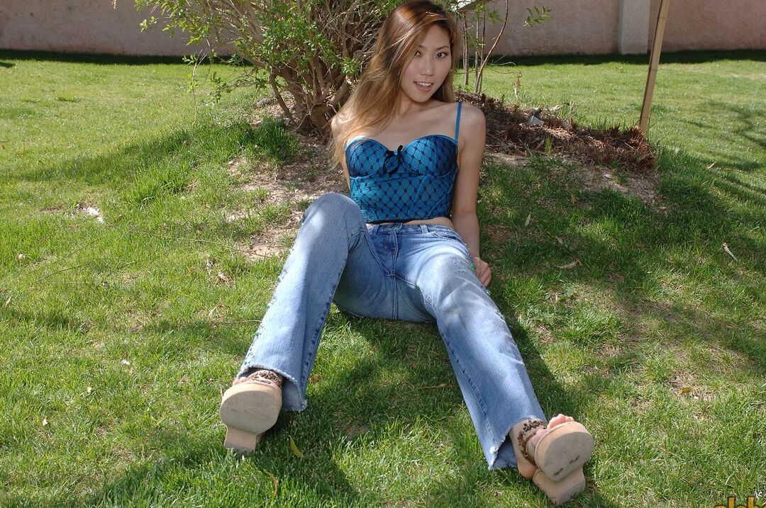16P Asian girl with a pretty face blows a kiss after getting naked in the backyard