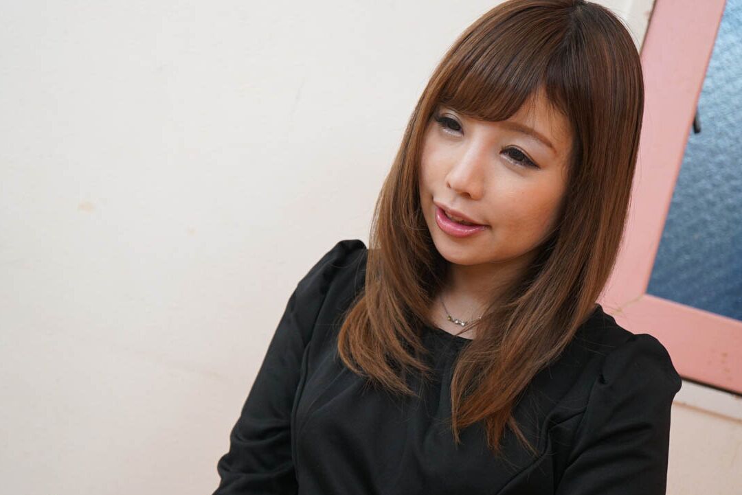 20P Asian babe Chisato Takayama dá uma chupada