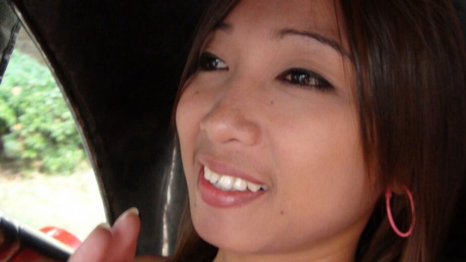 20P Petite mignonne asiatique montre ses talents de suceuse de bite avant de se faire enculer