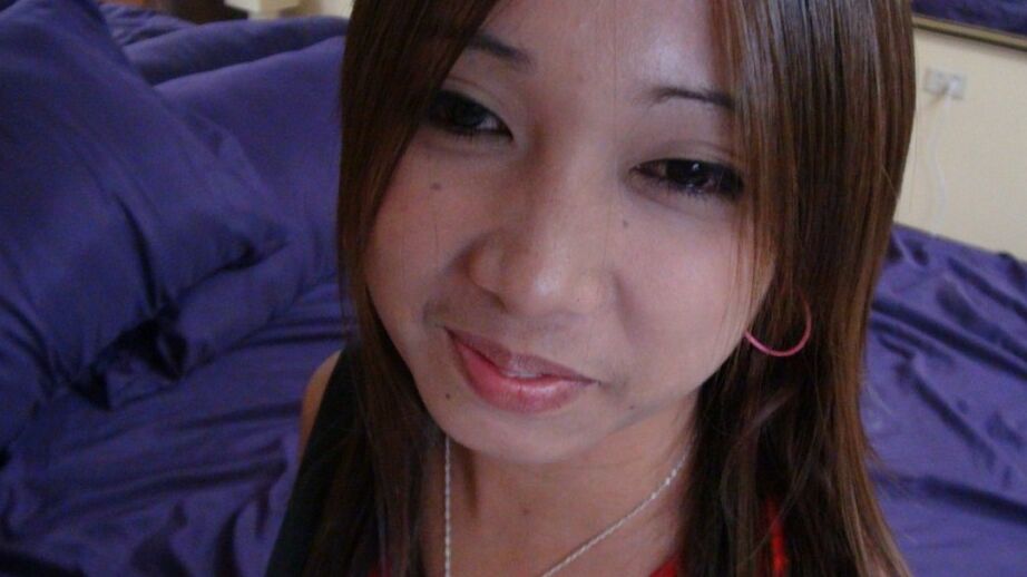 20P Petite mignonne asiatique montre ses talents de suceuse de bite avant de se faire enculer