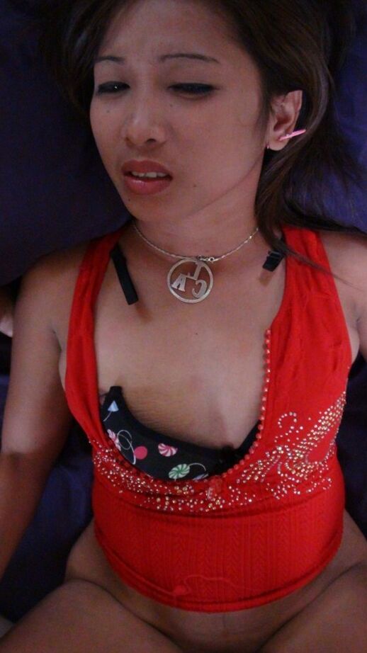 20P Petite mignonne asiatique montre ses talents de suceuse de bite avant de se faire enculer