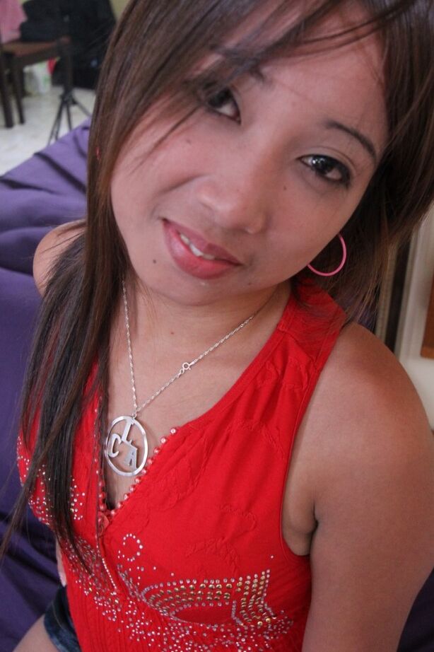 20P Petite mignonne asiatique montre ses talents de suceuse de bite avant de se faire enculer