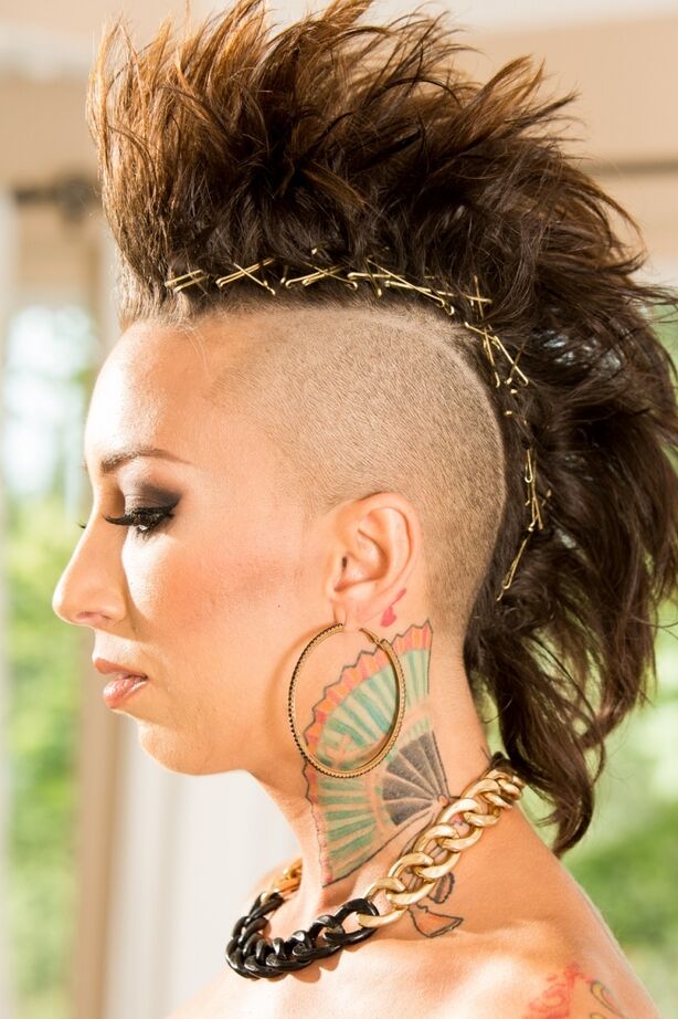 Das 16P Solo-Model Bella Bellz stellt ihren tätowierten Hintern mit Haaren im Irokesenschnitt zur Schau