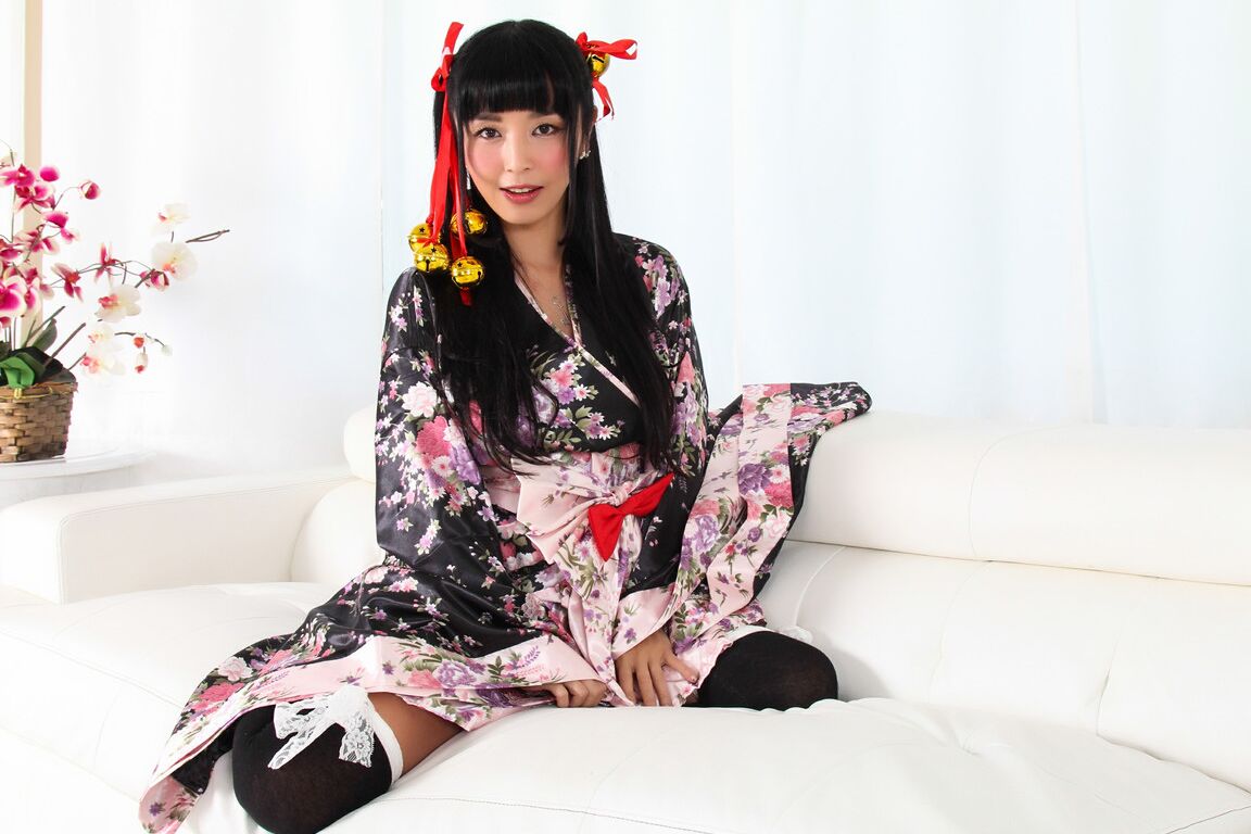 21P La star asiatique du porno Marica Hase montre ses petits seins et se frotte le vagin.