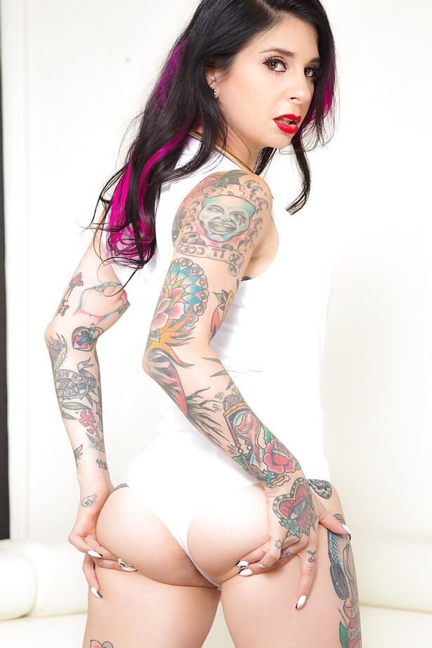 16P Modelo tatuada sexy Joanna Angel exibindo-se sem nudez em óculos de sol