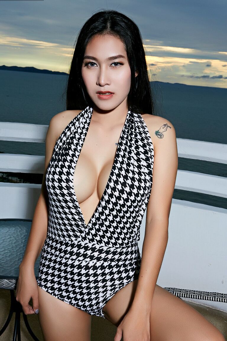 16P Beautiful Asian girl Linlin gets totally naked on a seaside balcony