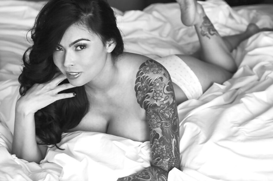 16P La excitante estrella porno Tera Patrick mostrando sus hermosas curvas
