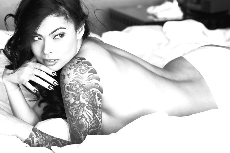 16P La excitante estrella porno Tera Patrick mostrando sus hermosas curvas