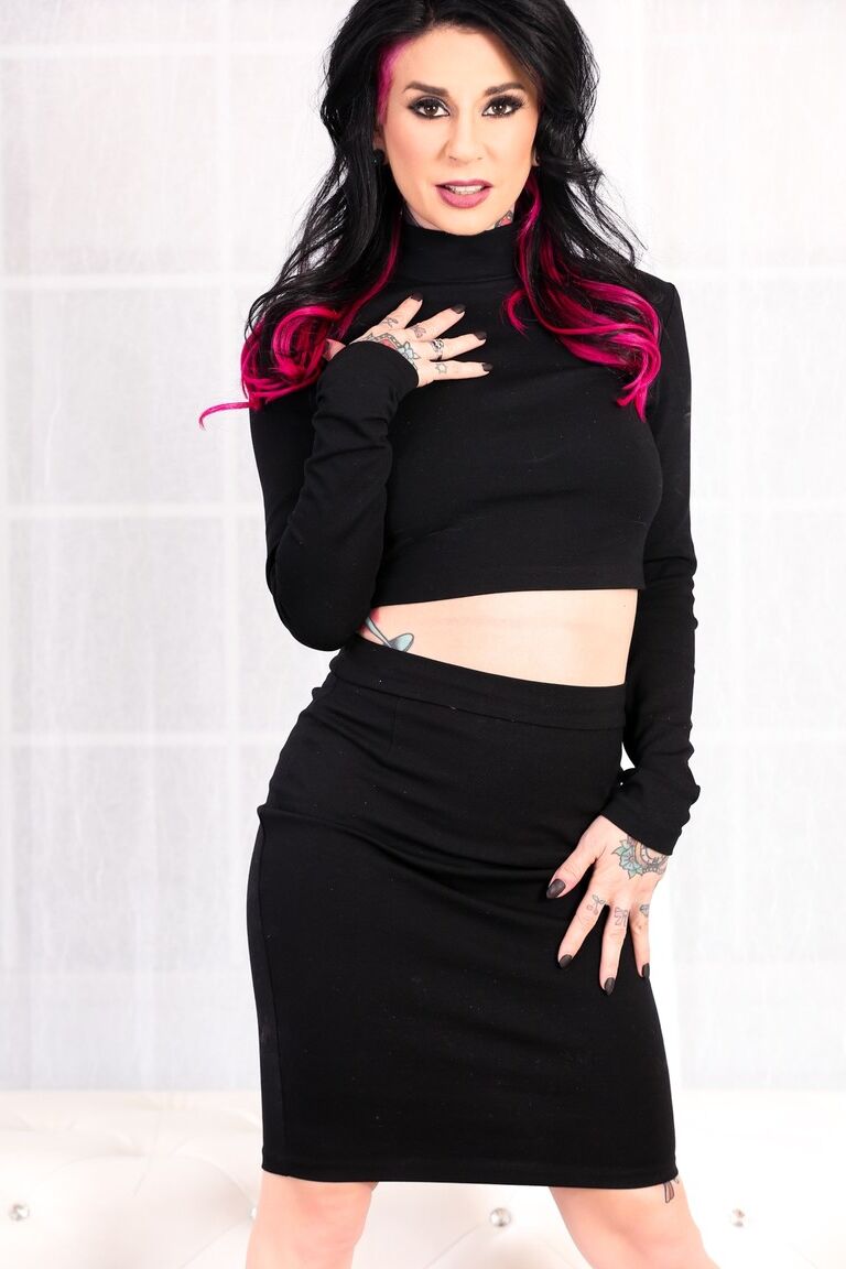 17P Alt queen Joanna Angel surpreende com seu corpo sexy tatuado em um conjunto de fotos solo