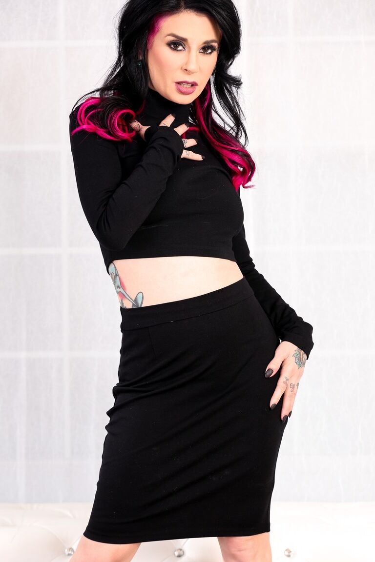 17P Alt queen Joanna Angel surpreende com seu corpo sexy tatuado em um conjunto de fotos solo
