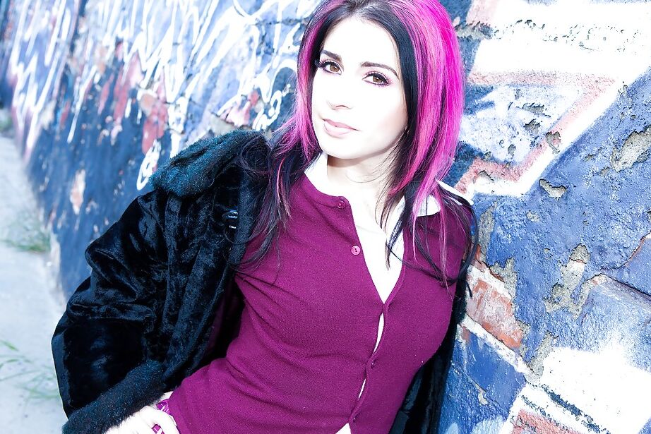 16P Garota emo amadora Joanna Angel tira a saia gostosa e a calcinha sexy