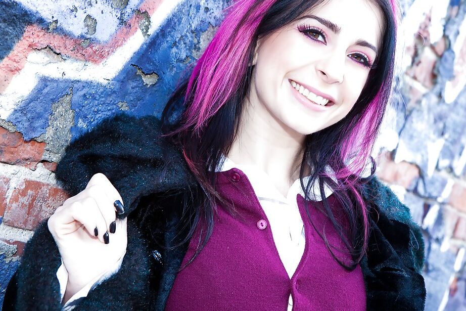 16P Garota emo amadora Joanna Angel tira a saia gostosa e a calcinha sexy