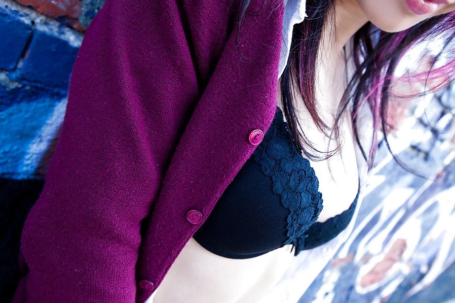16P Garota emo amadora Joanna Angel tira a saia gostosa e a calcinha sexy