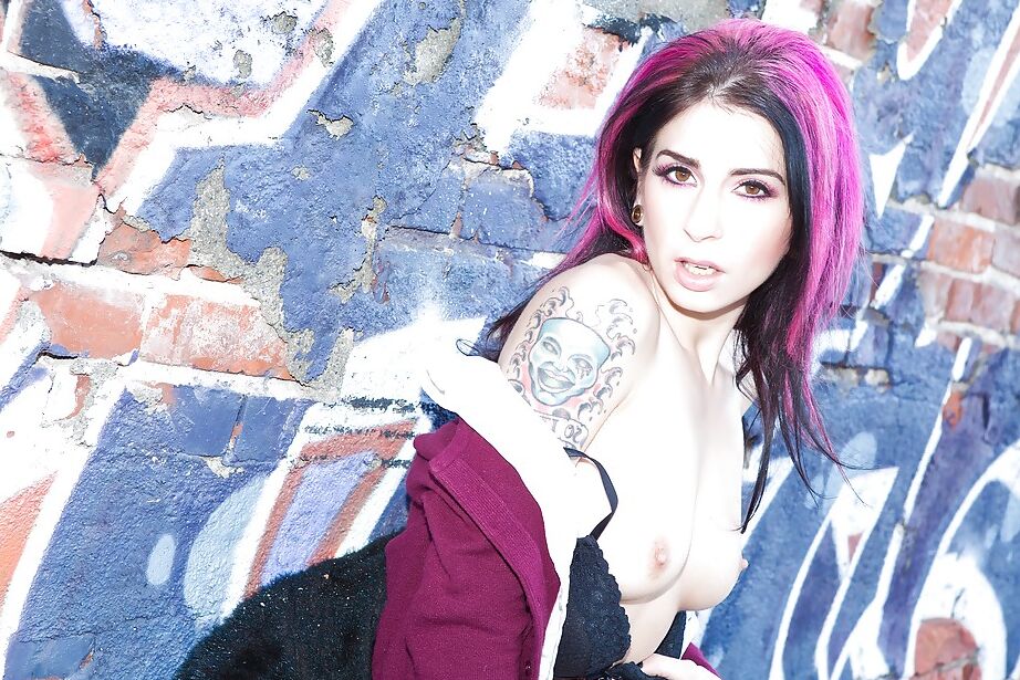 16P Garota emo amadora Joanna Angel tira a saia gostosa e a calcinha sexy
