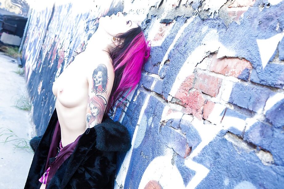 16P Garota emo amadora Joanna Angel tira a saia gostosa e a calcinha sexy