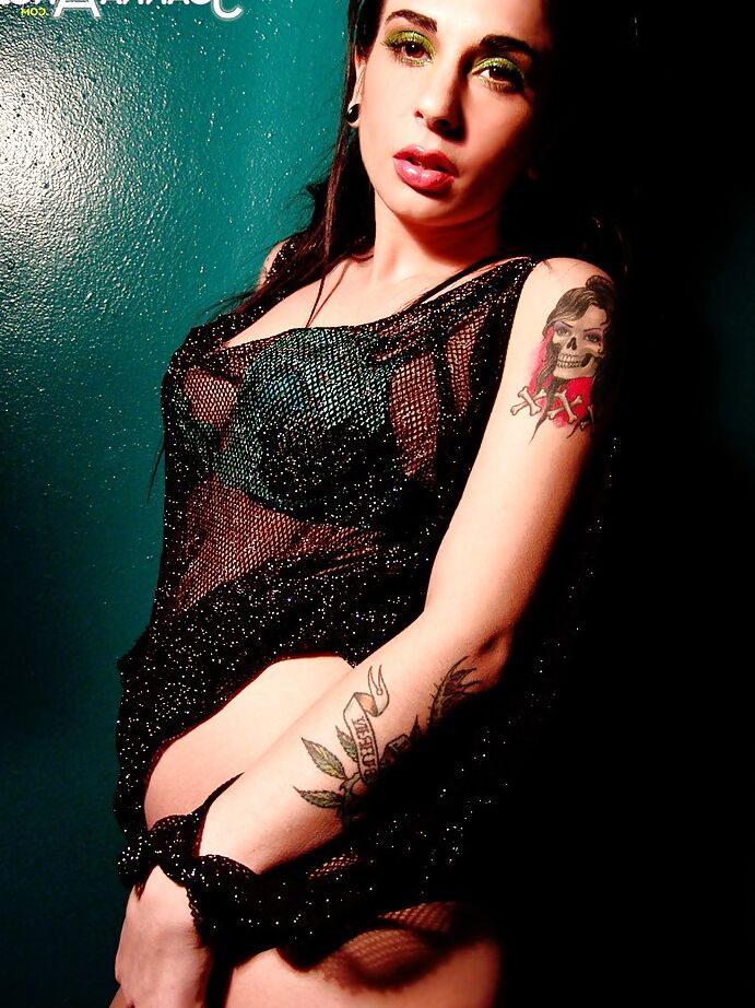 16P Close up amador posando de uma deslumbrante gata milf Joanna Angel