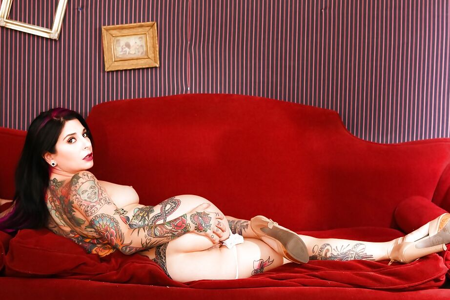 16P Garota fetichista alternativa Joanna Angel posa totalmente vestida com saia e salto alto