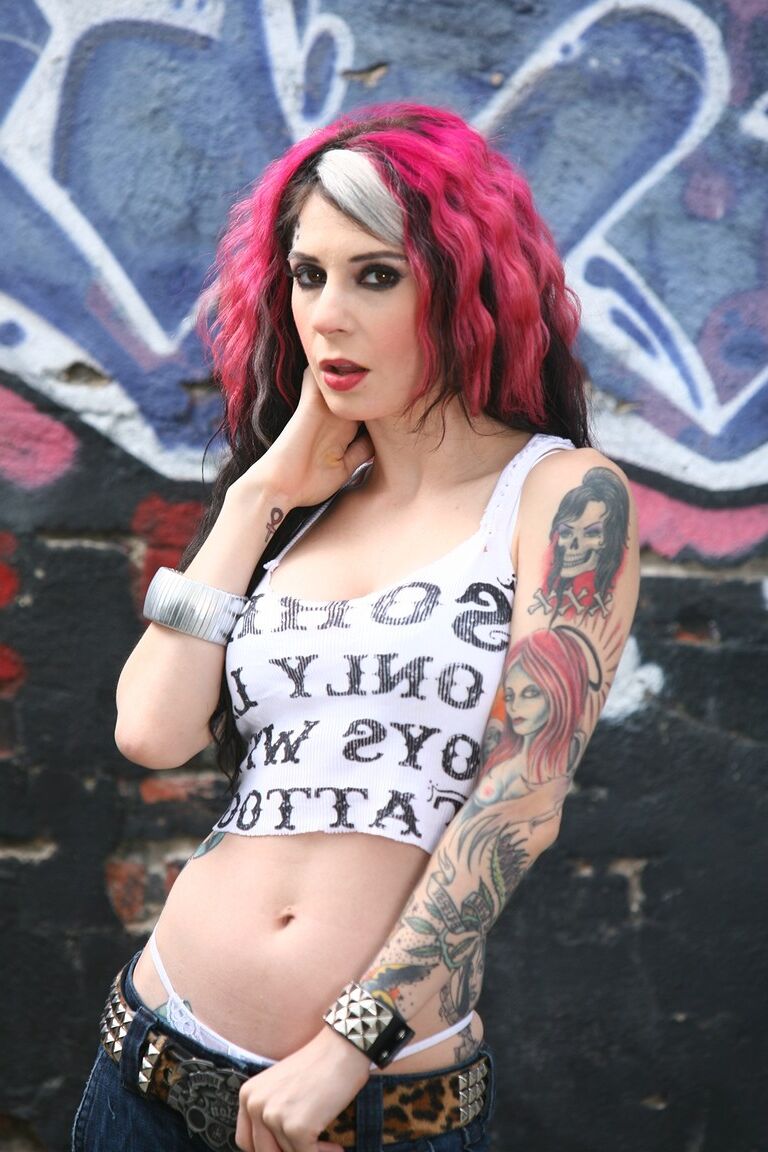 17P A modelo alternativa super sexy Joanna Angel tira a calça jeans no beco para exibir a bunda