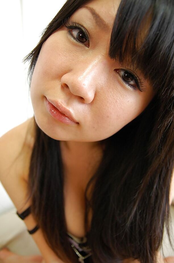 16P Miharu Kase, jeune asiatique souriante, se déshabille et écarte les lèvres inférieures.