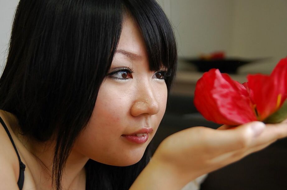16P Miharu Kase, jeune asiatique souriante, se déshabille et écarte les lèvres inférieures.