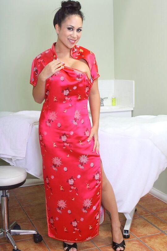 16P Peituda asiática MILF Kayme Kai ficando nua e se acariciando