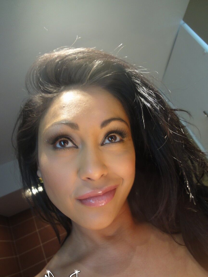 13P La légendaire MILF indienne Priya Rai prend des selfies de ses gros seins et de sa chatte noire