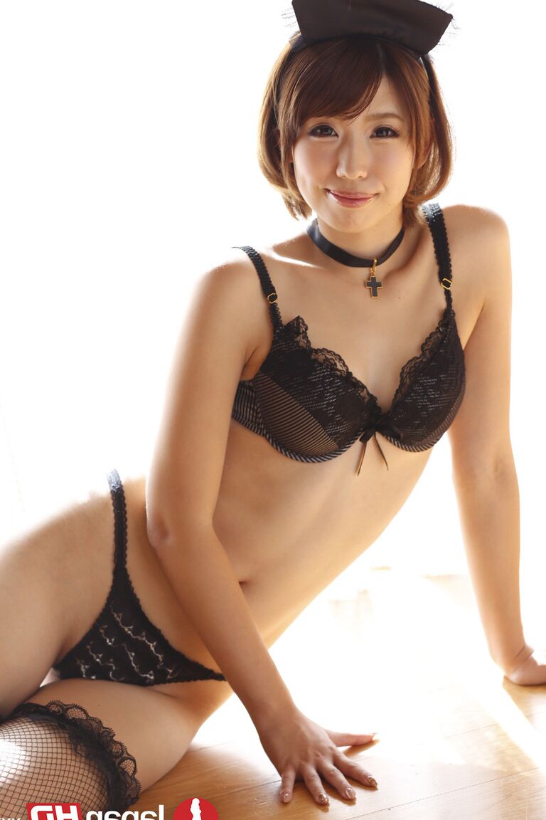 21P Die brünette japanische Magd Seira Matsuoka posiert in verschiedenen Outfits
