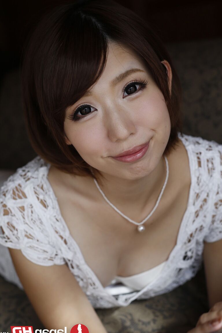 21P Die brünette japanische Magd Seira Matsuoka posiert in verschiedenen Outfits