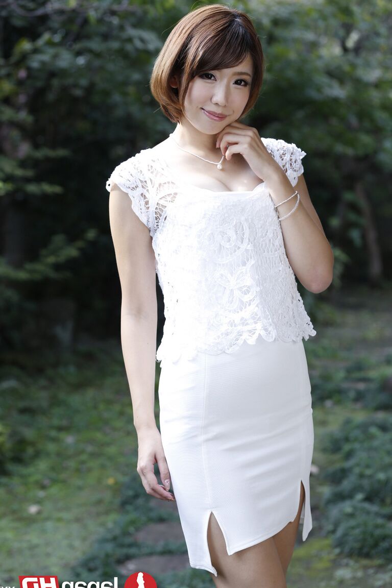 21P Die brünette japanische Magd Seira Matsuoka posiert in verschiedenen Outfits