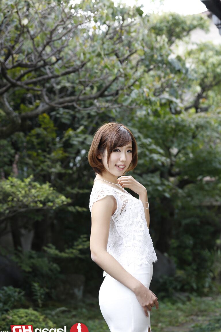 21P Die brünette japanische Magd Seira Matsuoka posiert in verschiedenen Outfits