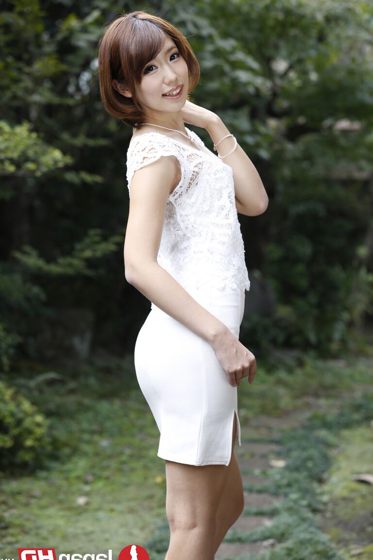 21P Die brünette japanische Magd Seira Matsuoka posiert in verschiedenen Outfits
