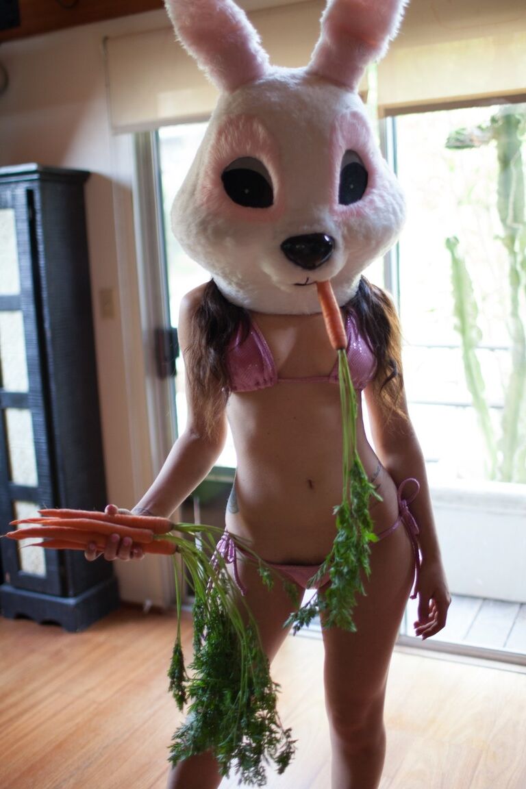17P Petite Gabriella Paltrova taquine avec de minuscules seins avec un masque de lapin sur la tête