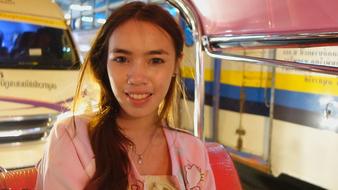 19P Thai chick picked up in street and invited for nude photo session in the hotel