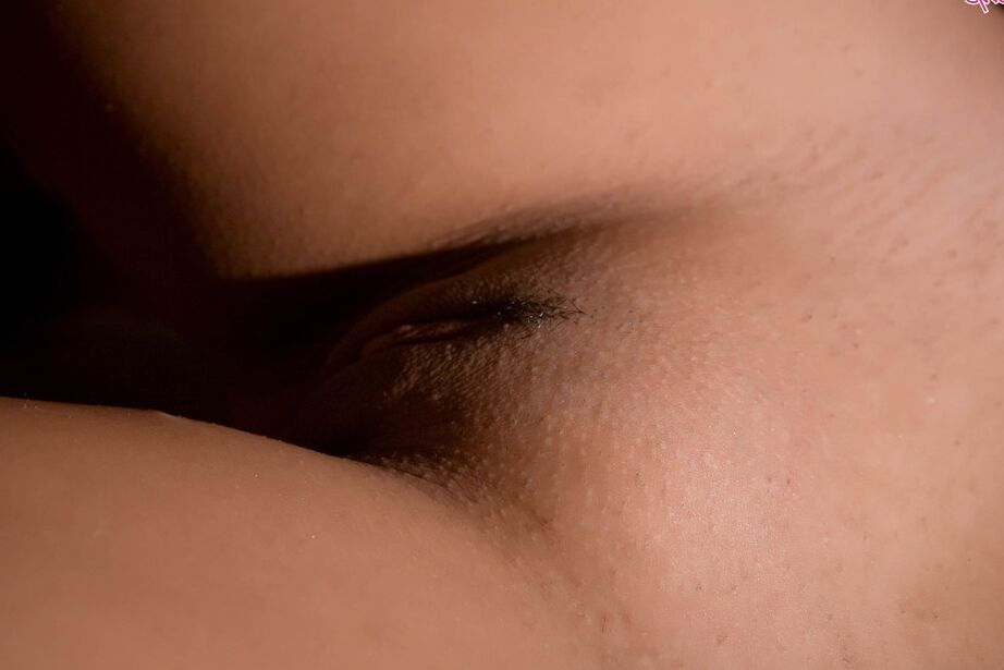 16P La seductora latina tetona Mulani Rivera disfruta masturbándose las bragas