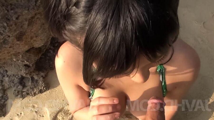 12P Megumi Haruka Asian suce une trique et la frotte avec des seins sur le sable
