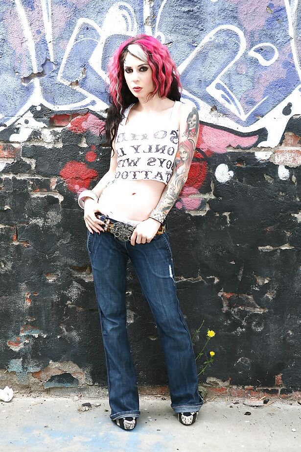 14P amadora estilo rock Joanna Angel com tatuagens e penteado gostoso